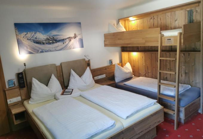 Zimmerbeispiel: Comfort Vierbettzimmer Balkon