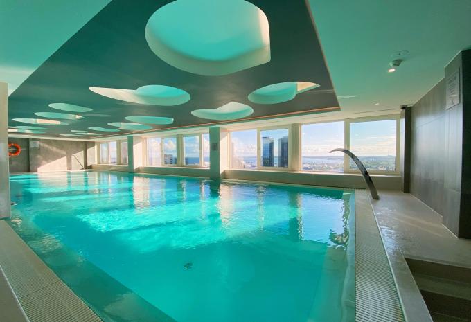 Indoor Pool am 26. Stockwerk