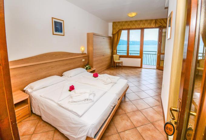 Zimmerbeispiel Doppelzimmer Standard Balkon/Terrace Seeblick