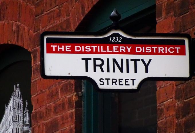 Straßenschild Distillery District