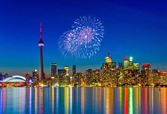 Feuerwerk über der Skyline von Toronto