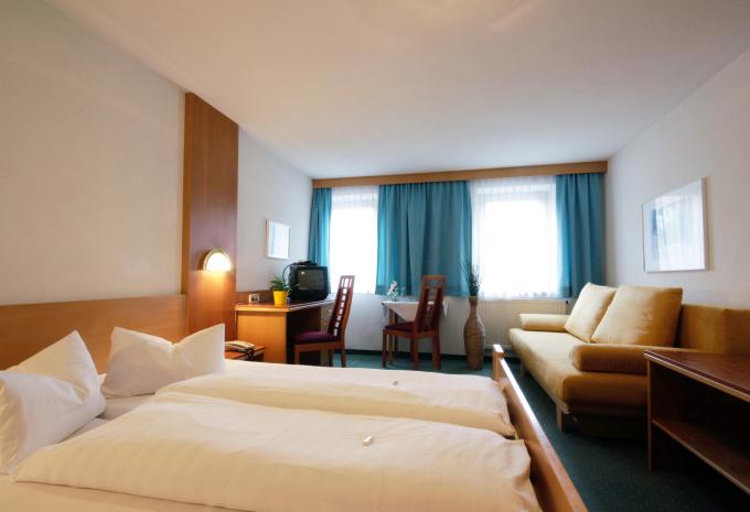 Zimmerbeispiel, Dreibettzimmer Standard Balkon