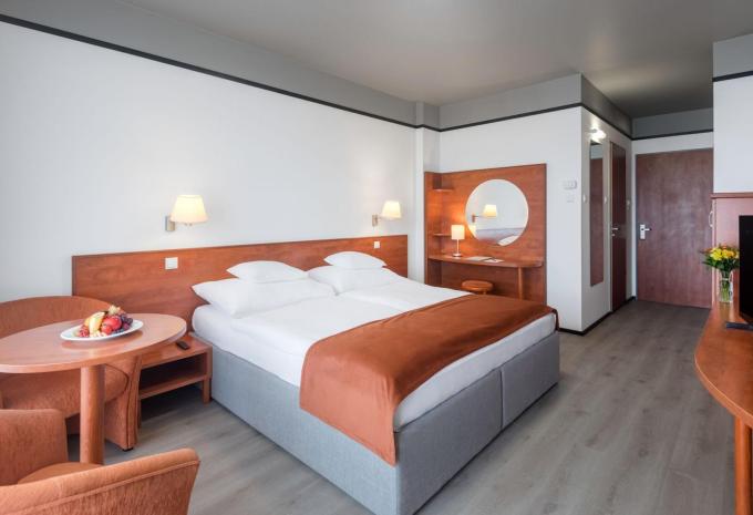 Zimmerbeispiel, Doppelzimmer (DZ) „Superior Balkon Westflügel“