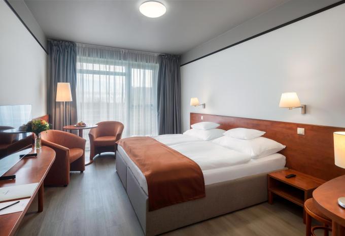 Zimmerbeispiel, Doppelzimmer (DZ) zur Alleinbenützung/Single mit Kind „Superior Balkon Westflügel“