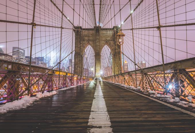 Verschneite Brooklyn Bridge