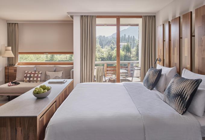 Zimmerbeispiel: Superior Dreibettzimmer Balkon Dorfblick