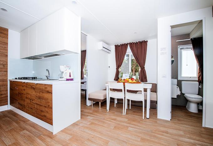 Zimmerbeispiel, MH06 Superior Camping Mobile Home 4 Erwachsene + 2 Kinder Terrasse