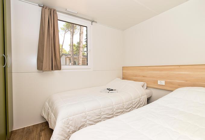 Zimmerbeispiel, MH07 Deluxe Camping Mobile Home 4 Erwachsene + 1 Kind Terrasse