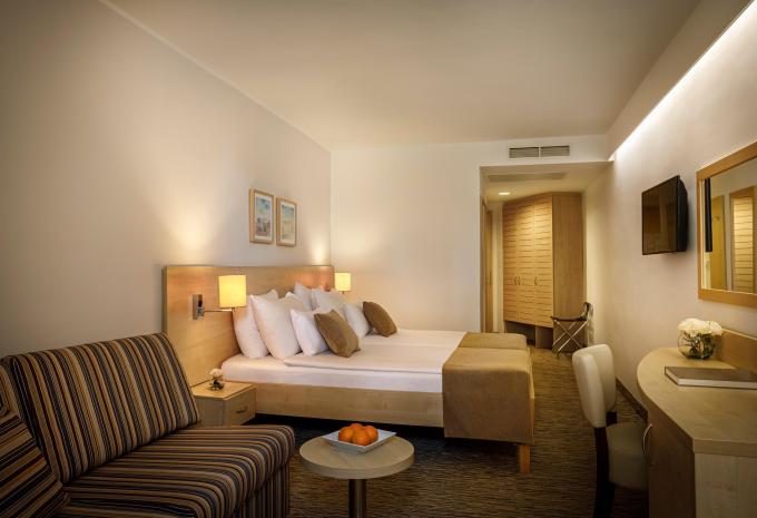 Zimmerbeispiel, Familienzimmer (FZ) „Parkseite Balkon 2+2 STP4PB“