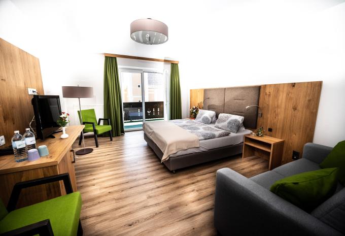 Zimmerbeispiel: Standard Plus Dreibettzimmer Balkon oder Terrasse "Joglland Plus"