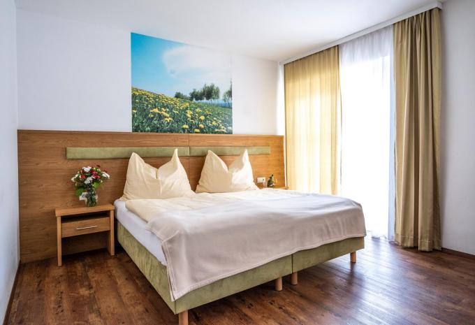 Zimmerbeispiel: Standard Doppelzimmer Balkon oder Terrasse "Joglland"