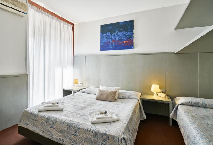 Zimmerbeispiel, Dreibettzimmer (DBZ) „Standard Balkon“