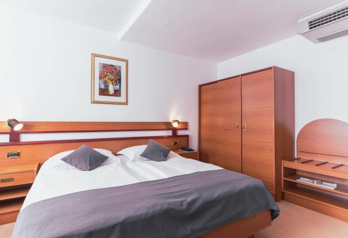 Zimmerbeispiel, Standard Doppelzimmer Balkon Parkblick DPB