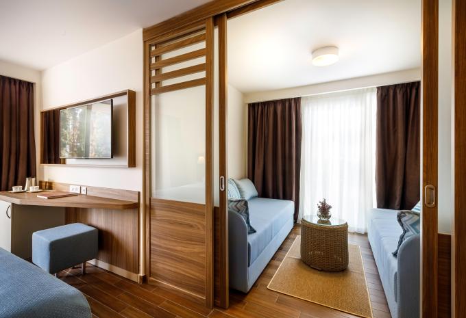 Zimmerbeispiel, Familienzimmer (FZ) „Parkseite Balkon 2+2 SU4PB“