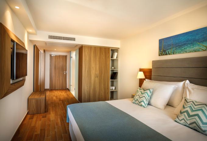 Zimmerbeispiel, Familienzimmer (FZ) „Meerblick Balkon 2+2 SU4SB“