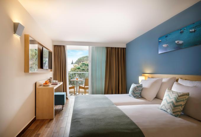 Zimmerbeispiel, Familienzimmer (FZ) „Superior Meerseite Balkon 2+2 BSU4SB“