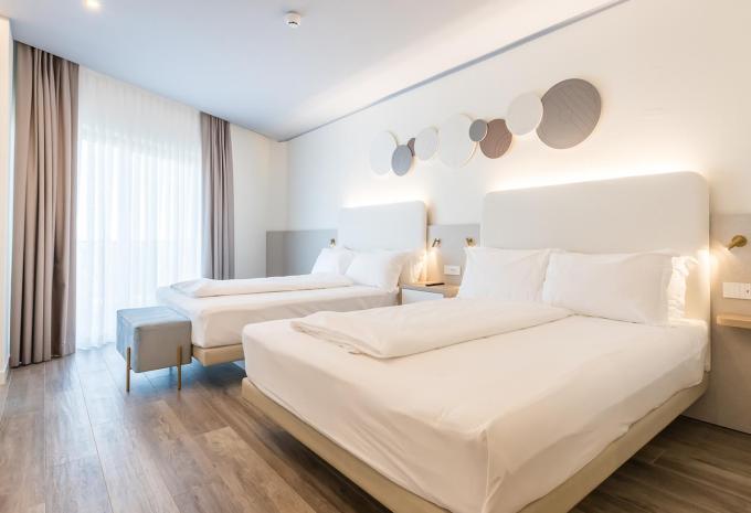 Zimmerbeispiel, Juniorsuite (JS) „Balkon seitlicher Meerblick“