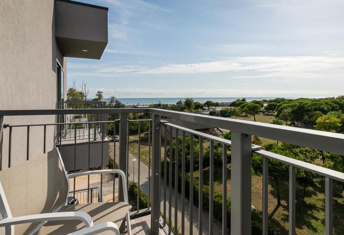 Zimmerbeispiel, Juniorsuite (JS) „Balkon seitlicher Meerblick“