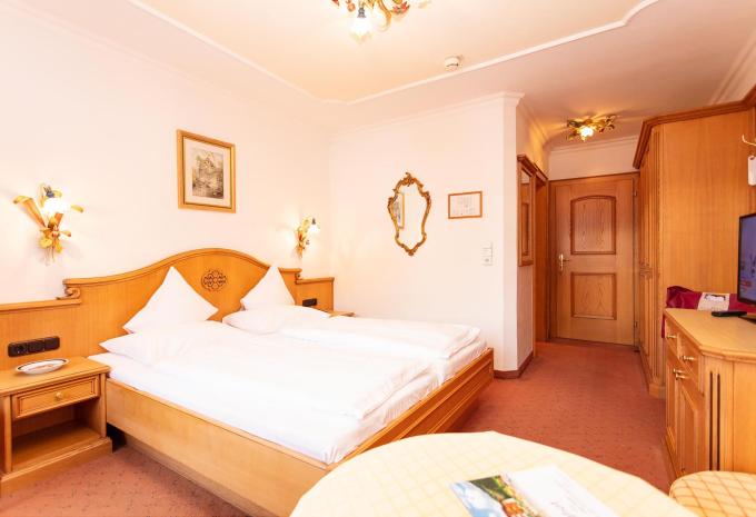 Zimmerbeispiel Doppelzimmer Balkon Bergblick "Smaragd"