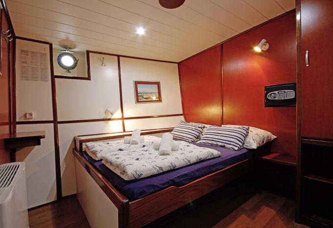 Zimmerbeispiel / Schiff der I.D. Riva Flotte