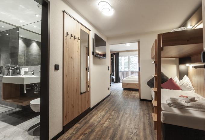 Zimmerbeispiel Comfort Vierbettzimmer Balkon