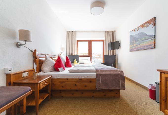Zimmerbeispiel, Doppelzimmer Basic Klein Balkon Gartenseite