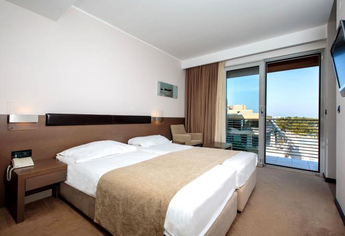 Zimmerbeispiel, Dreibettzimmer (DBZ) „Premium Balkon Meerblick P3BM“