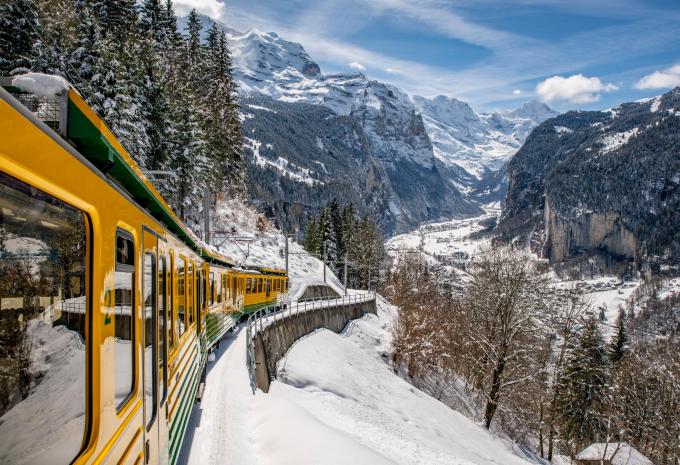 Wengernalpbahn im Winter mit Blick auf Lauterbrunnen