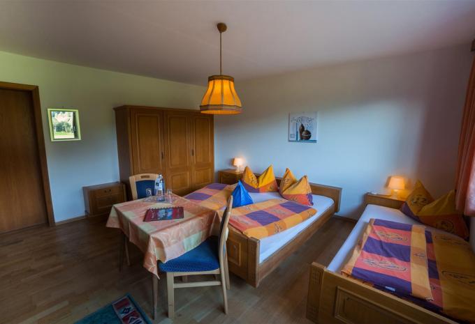 Zimmerbeispiel: Standard Dreibettzimmer "Moosen"
