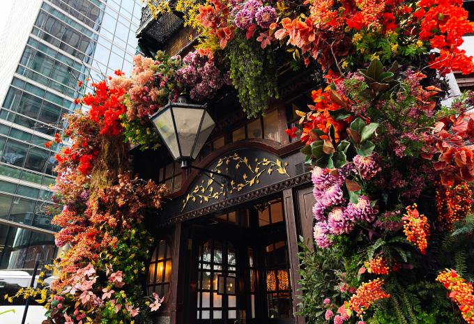 Ein blumengeschmücktes Pub 