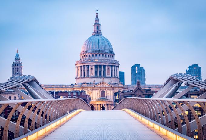 Blick über die Millennium Bridge zur Saint Paul's Cathedral