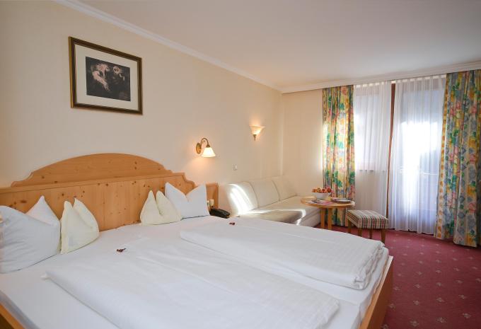 Zimmerbeispiel: Superior Dreibettzimmer Balkon Bergblick