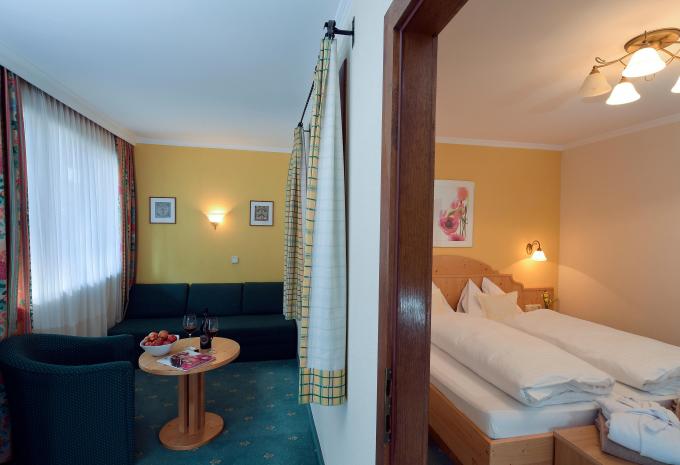 Zimmerbeispiel: Standard Vierbettzimmer Balkon Bergblick