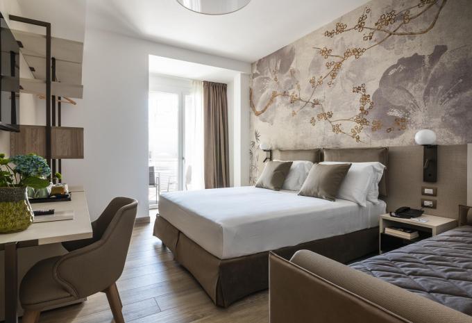 Zimmerbeispiel, Doppelzimmer (DZ) „Balkon seitlicher Meerblick LIFE“
