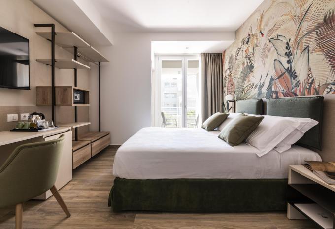 Zimmerbeispiel, Doppelzimmer (DZ) „Balkon seitlicher Meerblick LIFE“