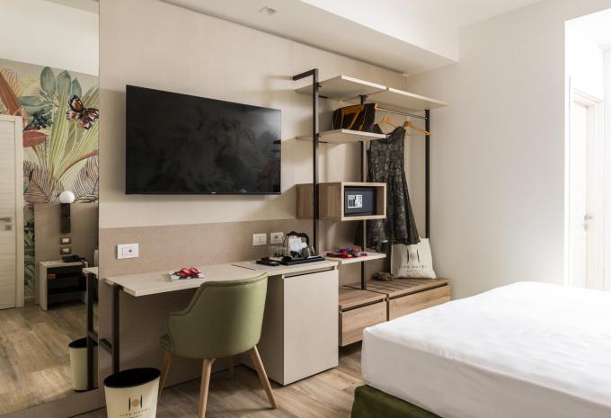 Zimmerbeispiel, Doppelzimmer (DZ) „Balkon seitlicher Meerblick LIFE“