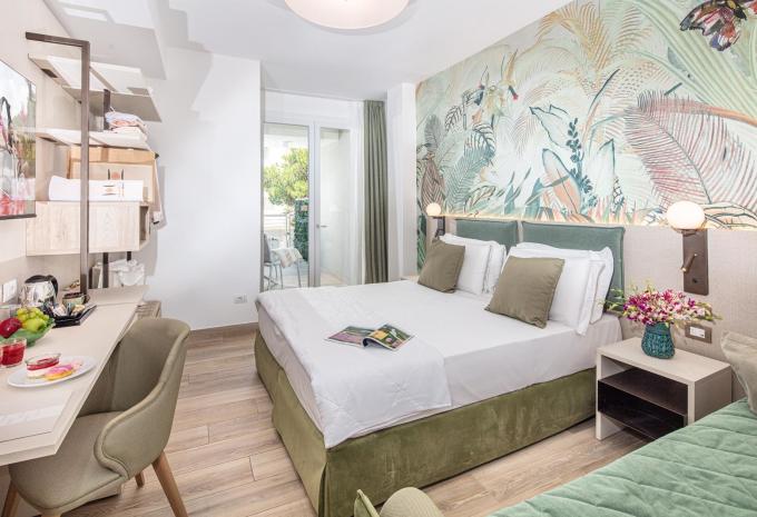 Zimmerbeispiel, Doppelzimmer (DZ) „Balkon seitlicher Meerblick LIFE“