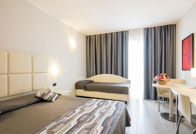 Zimmerbeispiel Dreibettzimmer Standard Balkon
