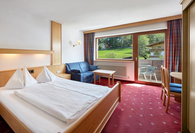 Zimmerbeispiel: Standard Vierbettzimmer Balkon "Tirol"