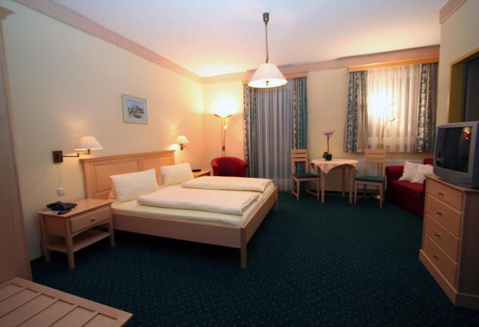 Zimmerbeispiel, Doppelzimmer (DZ) „Balkon Bergblick Wohlfühlzimmer“