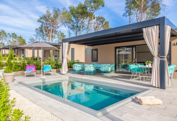 Zimmerbeispiel, Deluxe Ferienhaus privater Pool, Terrasse 'luxury'