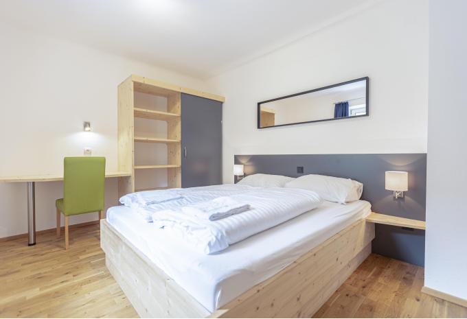 Zimmerbeispiel, Premium Plus Apartment mit Indoor-Whirlpool Balkon "Erzberg"